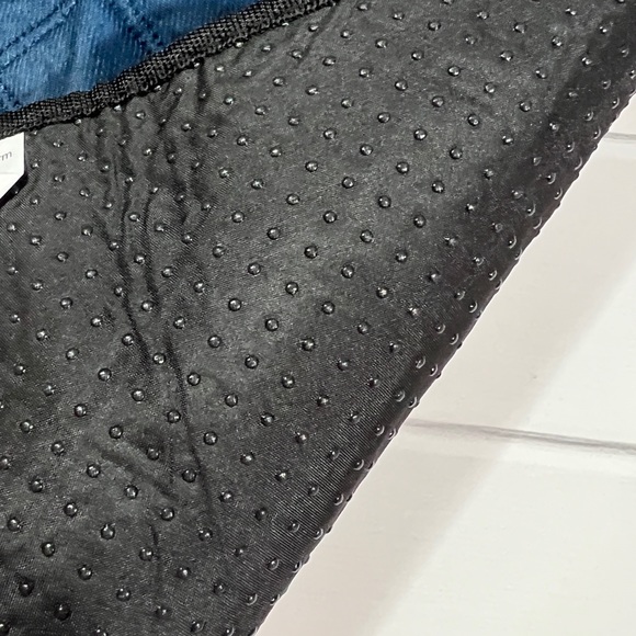 Medium reusable Pet waterproof pad approx 23.5x18”washable great for doorway - Picture 3 of 8